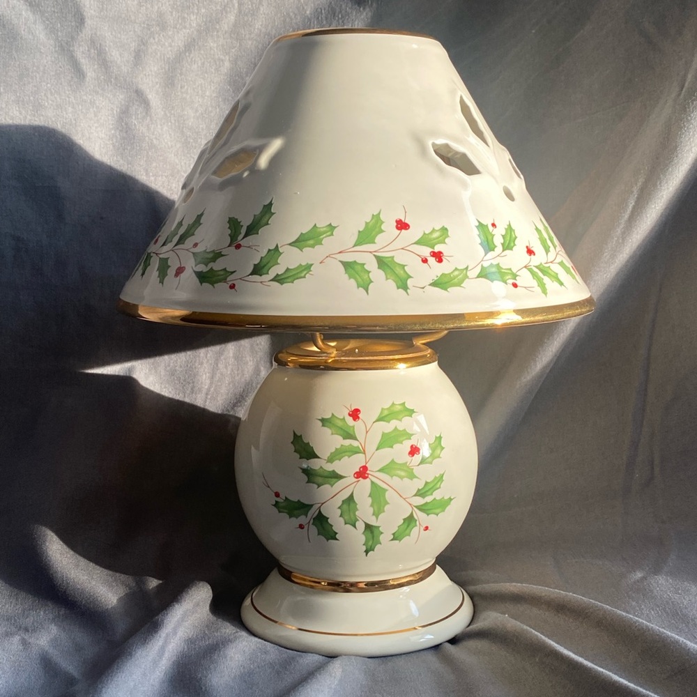 Elegant Holiday Lamp with Holly Design